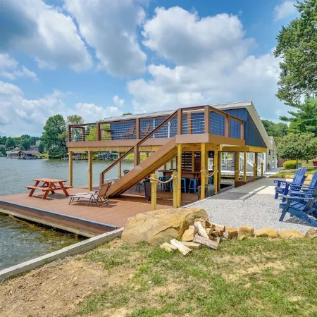 LAKEFRONT LUXURY HAVEN: LAKE HOME ON APPLE VALLEY LAKE IN OHIO w/ PRIVATE DOCK