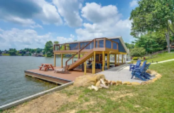 LAKEFRONT LUXURY HAVEN: LAKE HOME ON APPLE VALLEY LAKE IN OHIO w/ PRIVATE DOCK