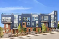 Luxury End Unit Townhome with Views of Space Needle and Lake Union w/Parking! Hotels in Eastlake