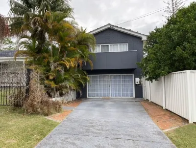 Convenient studio; minutes to beaches, shops, sport grounds; off street parking