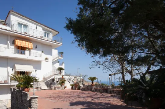 Apartment Ground, Sorrento Coast, with FREE swimming pool, parking, garden, WiFi