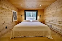 Dreamtime Hillside Cabin w/ hot tub, fire pit, expansive deck