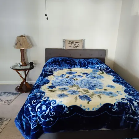 Cozy All Season Bungalow right on the Lake  wine and brewery trail.