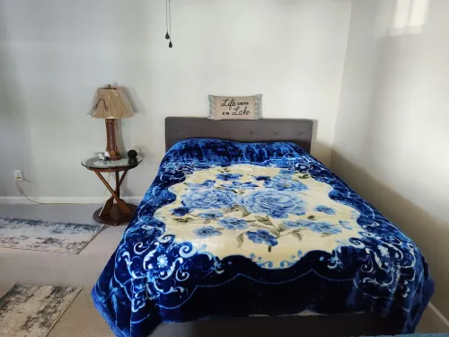 Cozy All Season Bungalow right on the Lake  wine and brewery trail.