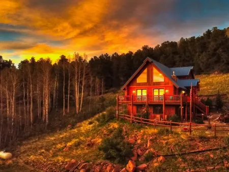 Log Cabin near Historic Cripple Creek, Hot Tub and Spectacular Views!