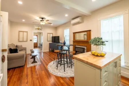 Historic Hico Remodel- EV/RV Outdoor Outlet Отели в г. Хико