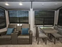 Riverfront RV on Medina River/1 Blk off Main/River Yurt Village & RV Park 班德拉縣酒店