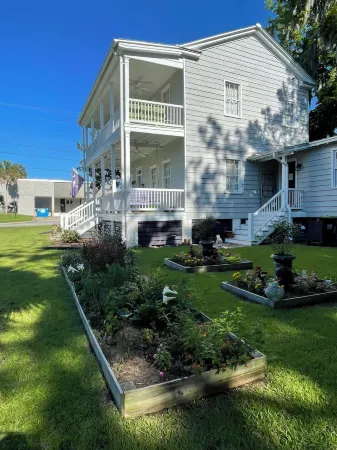 Downtown Charm. Walk to Everything. Pet Welcome! Отели рядом с достопримечательностью «Spanish Moss Trail Train Depot»