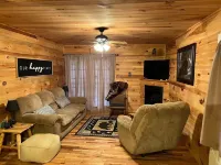 Cozy cabin getaway close to hiking, skiing, sightseeing, and Bristol!