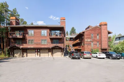 Located an easy walk to slopes and apres!