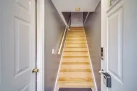 Townhouse with Pool Table - Renovated w/ King Bed Hotels in Chicopee