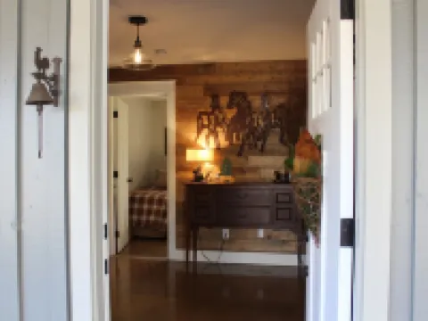 Escape to Your Cozy 2-Bedroom Cottage, Just a Hop Away from Rock City ウォーカーのホテル