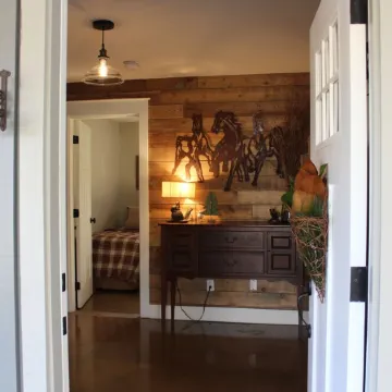 Escape to Your Cozy 2-Bedroom Cottage, Just a Hop Away from Rock City