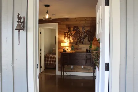 Escape to Your Cozy 2-Bedroom Cottage, Just a Hop Away from Rock City