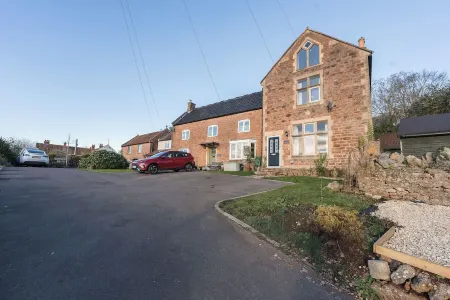 Charming House near Cheddar with Spectacular Views Отели в г. Мендип Дистрикт