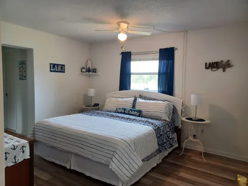 Cozy canal front home. Minutes from Sebring International Raceway.