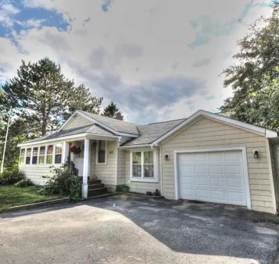 Close to Everything, Cozy Cottage for up to 6, Cleanest in Rangeley! Quill Hill Access Road 주변 호텔