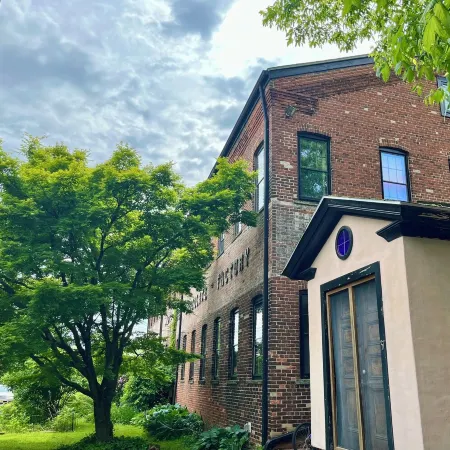 Spacious, artist-designed apartment in 1890s chocolate factory. DOG FRIENDLY!