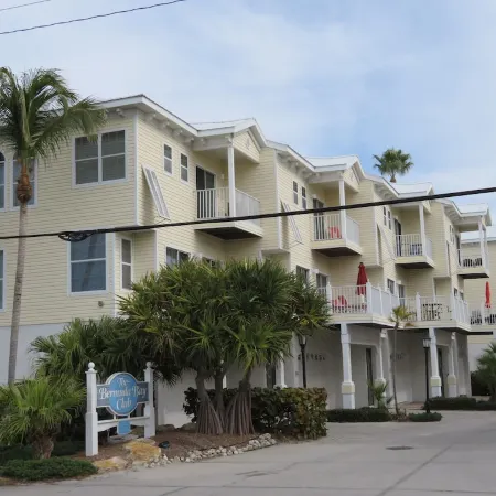 Berm Bay un 22 Gorgeous Townhouse , White Sandy Beaches, Elevator, Heated Pool