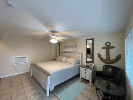 Lowest Prices Ever!! 8Br 6 BA Pool, Hot Tub on Water