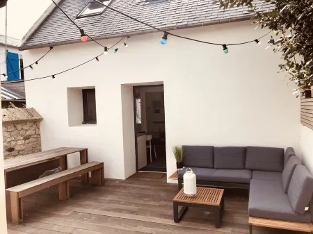 Small fisherman's cottage with terrace on the seafront Отели в г. Иль-Тюди