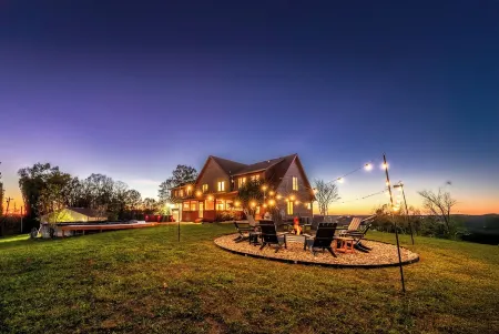 Luxe Bourbon Trail Cabin– Hot Tub/Pickleball/Fire Pit/Pool/Game Room Отели в г. Андерсон