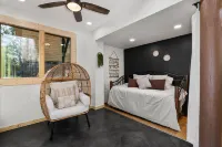 Bella Vista Cabin on the Lake with Hot Tub, Canoes, Beautiful Views, EV Charger.