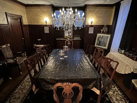 Gatsby charm with modern comforts! Historic home & neighborhood w large backyard