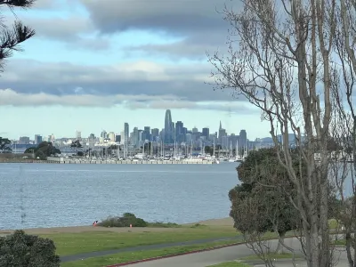 Stunning Alameda Beachfront Apt.  Spectacular Dtown SF Views- Book Now on VRBO! Hotel in zona the Red Door gallery