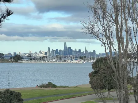 Stunning Alameda Beachfront Apt.  Spectacular Dtown SF Views- Book Now on VRBO!