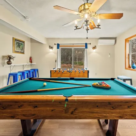 Spacious 5-bedroom country house in tranquil Blakeslee with WiFi, AC