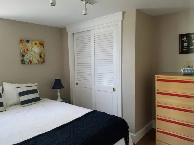 Updated 1 br steps to downtown, 3 beaches, Stacey Blvd, + Stage Fort Park