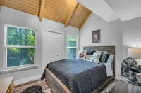 Hidden Gem Cabin: Dog friendly, cozy cabin nestled in the heart of Helen, GA