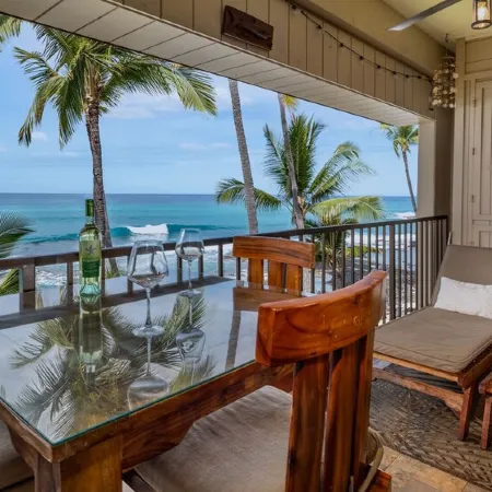 Oceanfront, remodeled penthouse, sunsets, whales/dolphins, surfers! Free parking