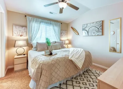 Tranquility Trails♡Hiking Poles♡Pool&Hot Tub♡Comfy King Bed♡90+ Amenities!