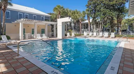 Beautiful 4-br 3 king beds, 20 seconds to beach, community pool