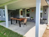Remodeled country farmhouse, 3 min drive from Mississippi River, Peaceful/Clean.