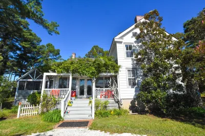 Whimsical Cottage with Gorgeous Views of the Bay, overlooking Russell Marina. Hotels near Maryland Welcome Sign