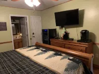 Cabin With Amazing Views Close to Pigeon Forge Wears Valley 주변 호텔