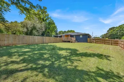 Stylish Duplex Near East Lake Golf Course (Unit B) Hotel dekat Mark Trail Park and Recreation Center