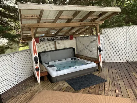 Lake Hartwell - House w/dock, screened in porch and firepit Отели рядом с достопримечательностью «Toccoa Falls»