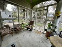 2BR Montrose bungalow, 3.5 miles to Medical Center
