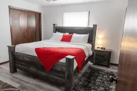 Hot Tub/Golfing/King Bed @ The Hemlock Hotels near Spring Green Pharmacy