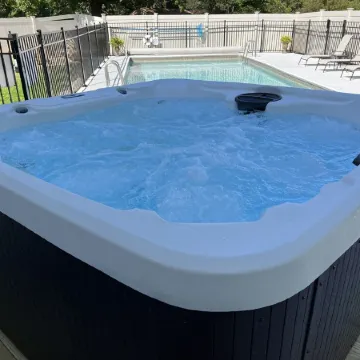 Hot Tub, Fire Pit, Private Backyard - Near Wineries & SPIRE