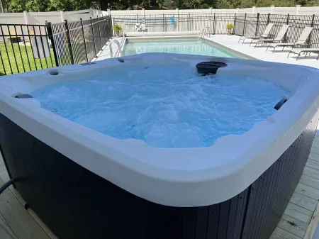 Hot Tub, Fire Pit, Private Backyard - Near Wineries & SPIRE