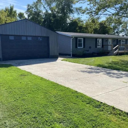 Quaint recently renovated house walking distance to  Lake Shore Park.