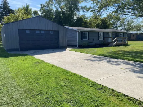 Quaint recently renovated house walking distance to  Lake Shore Park.