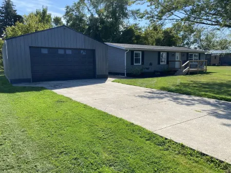Quaint recently renovated house walking distance to  Lake Shore Park.