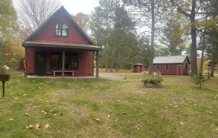 Charming 2-bedroom cabin with WiFi, AC in wonderful Hayward Wisconsin