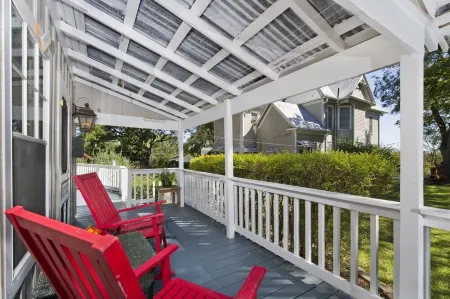 Great Location-walking distance to downtown; quiet; historical district